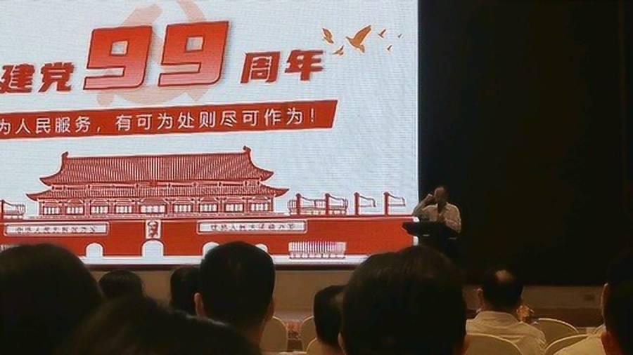 新加坡偶遇张雨绮，她对工作人员说“挡到了”怕路人拍不到她全身